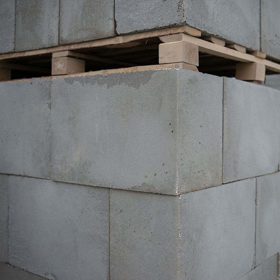 Газобетон санкт петербург. Полистиролбетонный блок. П образные полистирол бетонные блоки. Замена стены на пеноблок. Можно ли в газосиликатном блоке менять высоту шириной.